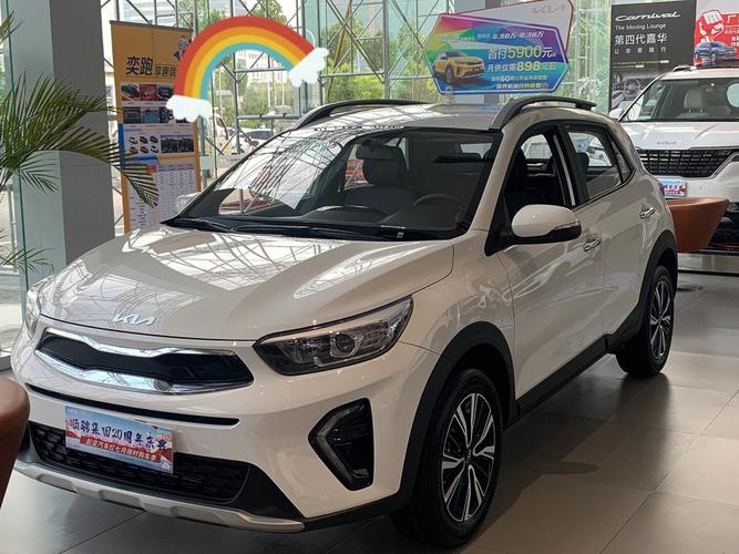女生开的小型suv(女生开的小型轿车)