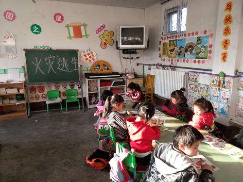 娃圈小知识班会安全知识教育(安全娃娃报)