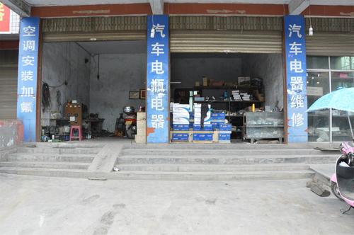 附近汽车电瓶打火维修店(汽车电瓶抢修电话)