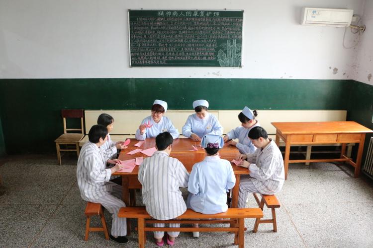 精神病院护士待遇(精神病院当护士工资一般一个月多少)