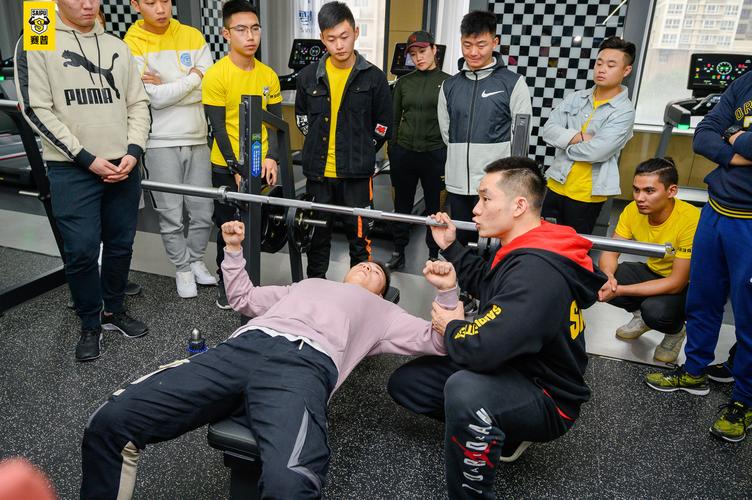 义乌健身教练待遇(健身教练工资一般是多少钱)