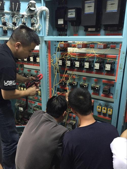 深圳电工有多少工资待遇(深圳电工一天工钱多少钱)