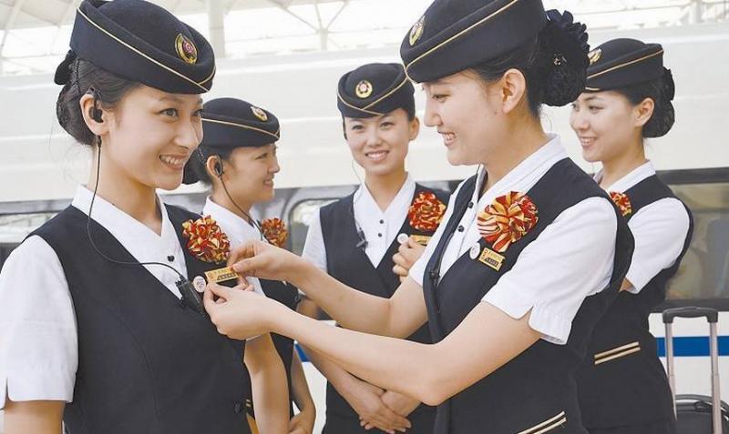 铁路高铁乘务员工资待遇(高铁乘务员薪资待遇及工作时间)
