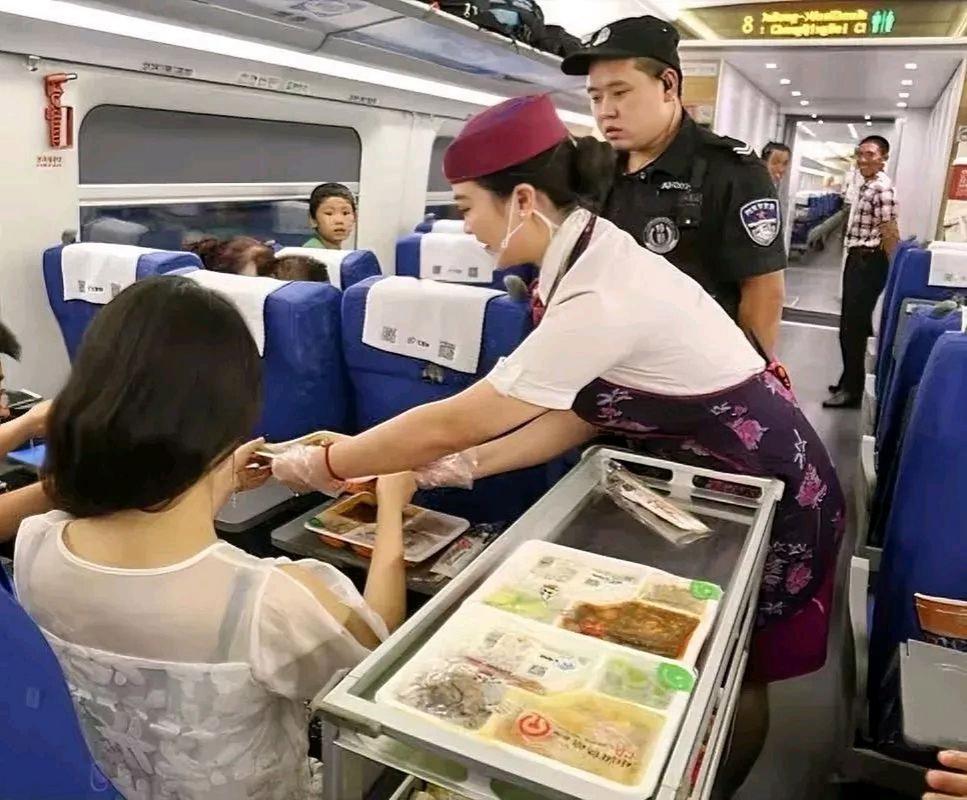 高铁餐车服务员待遇(高铁餐车服务员岗位职责)