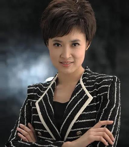 电视台娱乐资讯频道主持人-{下拉词