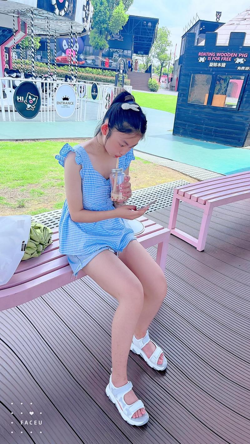 娱乐资讯小女孩(小女很娱乐)